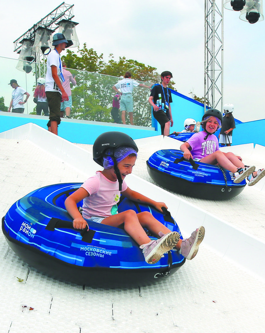 МУФ-2023 в "Лужниках" открыл зимнюю площадку, где каждый может встать на сноуборд и прокатиться на "ватрушке" даже летом