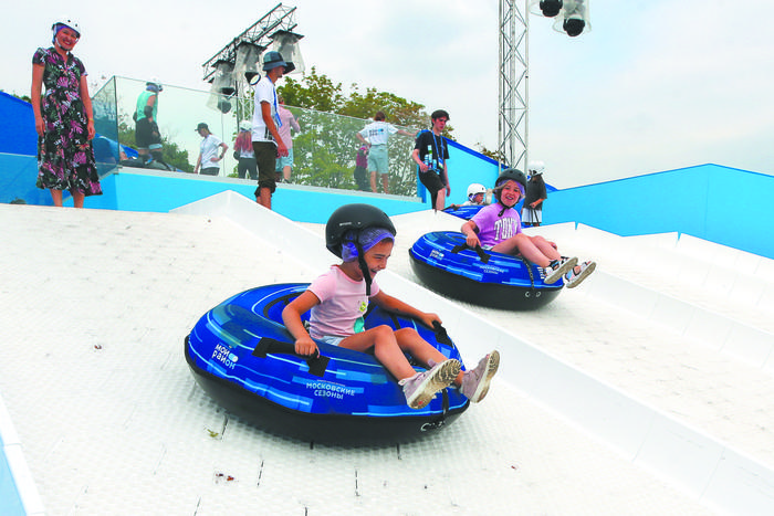 МУФ-2023 в "Лужниках" открыл зимнюю площадку, где каждый может встать на сноуборд и прокатиться на "ватрушке" даже летом