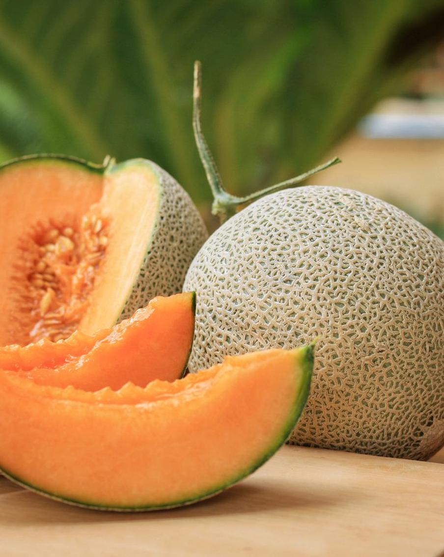 Дыня – традиционная гостья на наших столах в августе. Но как её подать, чтобы было не скучно?