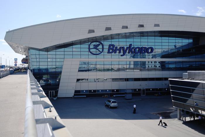 Внуково временно закрыли, предположительно, из-за беспилотника