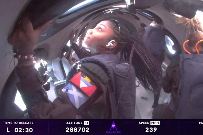 Мать с дочерью слетали в космос по билету, который совершенно случайно выиграли у миллиардера