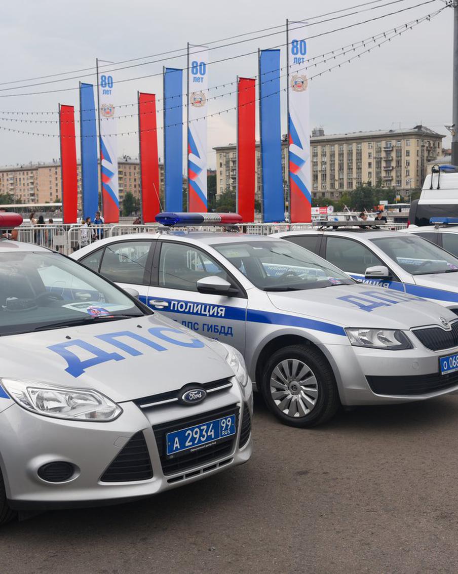 В Москве автомобиль влетел в столб и загорелся, погибли люди