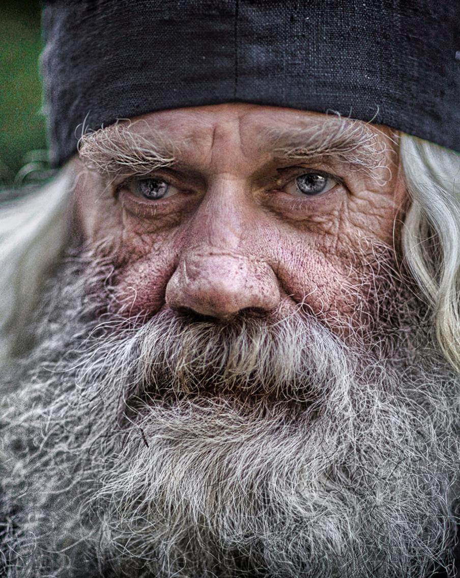 "У каждого своя судьба, свой путь к Богу": фотограф открыл выставку, пообщавшись с монахами