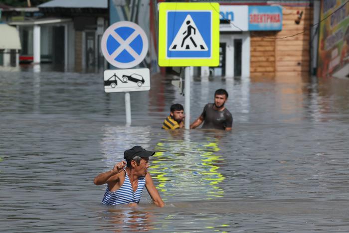 Из-за тайфуна "Ханун" Приморье уходит под воду. Дамбу за несколько миллионов залатали глиной
