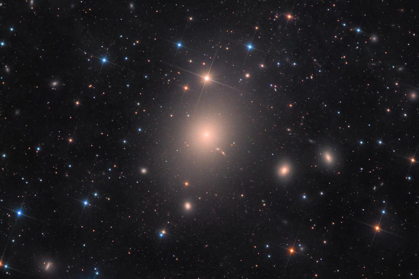 2-е место в номинации "Объекты дальнего космоса". Мессье 87 – гигантская эллиптическая галактика.