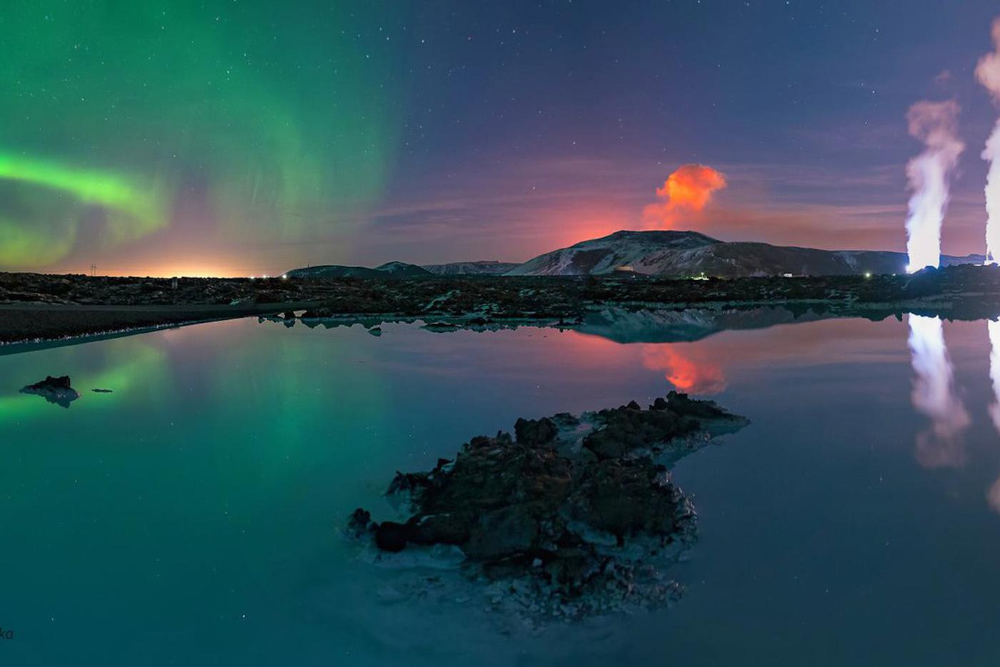  2-е место в номинации "Астроландшафт". Вулкан на фоне северного сияния.