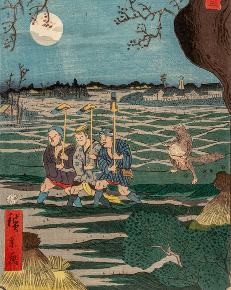 "Странности в Томоноура в Асакуса" Утагавы Хирокагэ – на гравюре три крестьянина маршируют как на параде, а ритм задаёт тануки – енотовидная собака и частый гость японского фольклора. 