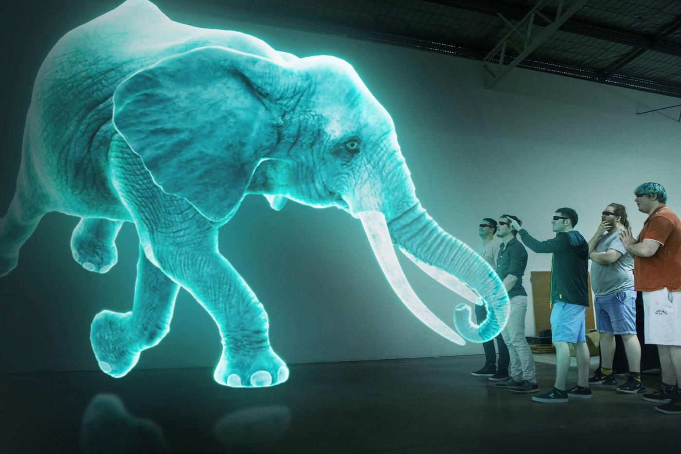 Слон бежит прямо на толпу.