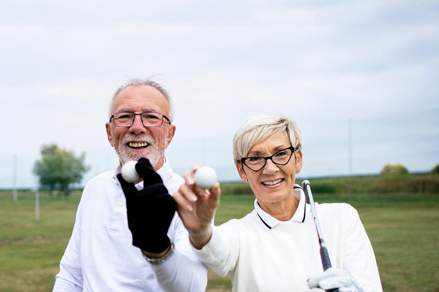 Гольф поможет пожилым людям завести друзей и облегчить симптомы остеоартрита