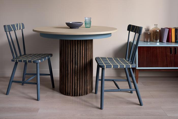 Наскучили старые деревянные стулья? Тогда перекрасьте их, ведь это совсем несложно