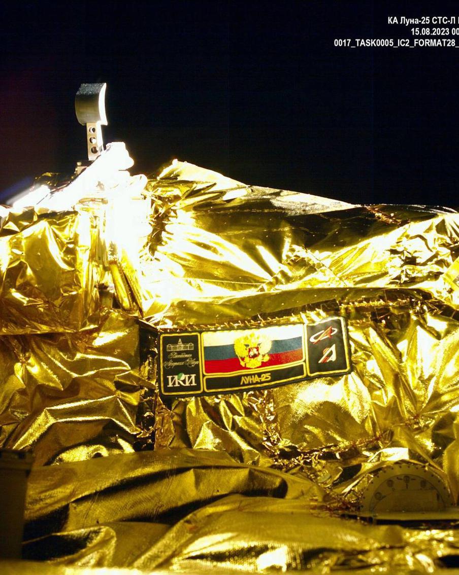 "Роскосмос" показал новое "селфи" космической станции "Луна-25"