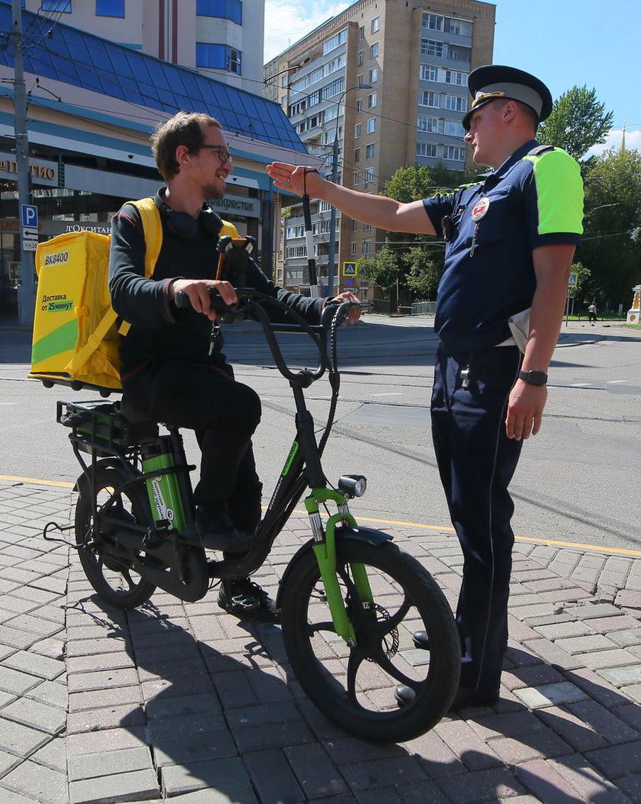 За 7 месяцев велосипедисты и самокатчики нарушили ПДД 3600 раз: Metro разбиралось, как наказывают нарушителей