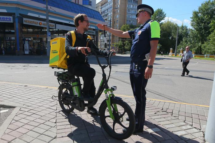 За 7 месяцев велосипедисты и самокатчики нарушили ПДД 3600 раз: Metro разбиралось, как наказывают нарушителей