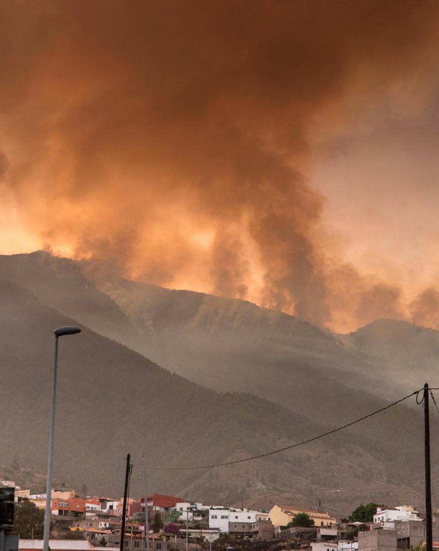 Лесной пожар на Канарах вышел из-под контроля