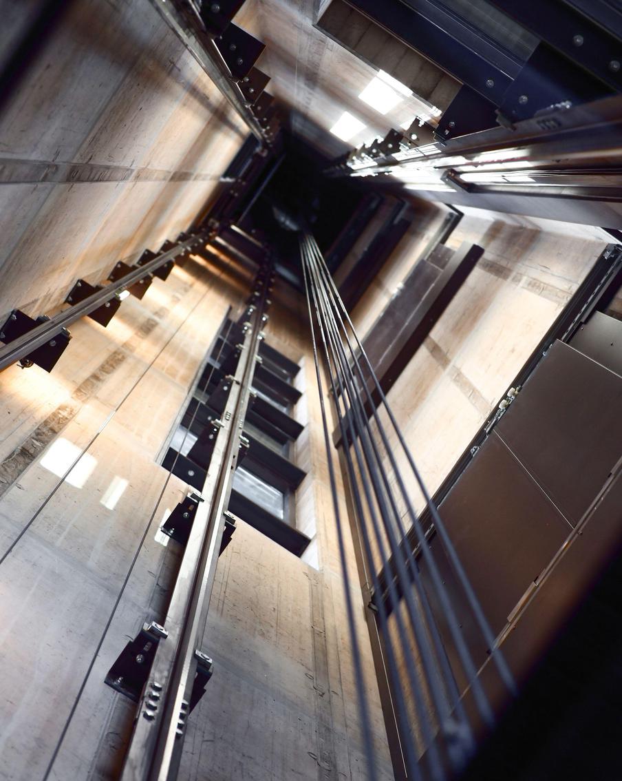 Жительница Екатеринбурга пролетела восемь этажей в сорвавшемся лифте жилого дома