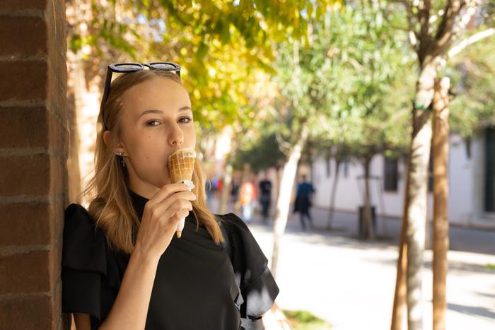 Россияне спасаются от жары квасом, газировкой и мороженым