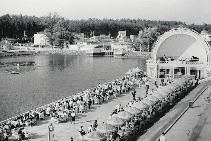 На ВДНХ ели картошку с ликёром и торт-мороженое: об этом вышла новая книга