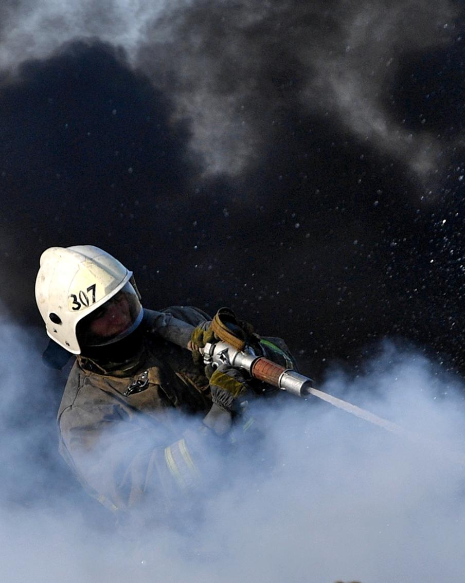 В Новороссийске загорелся грузовой терминал