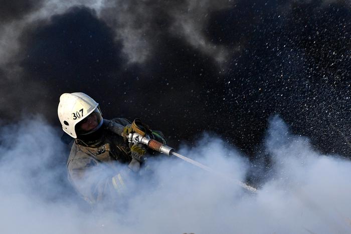 В Новороссийске загорелся грузовой терминал