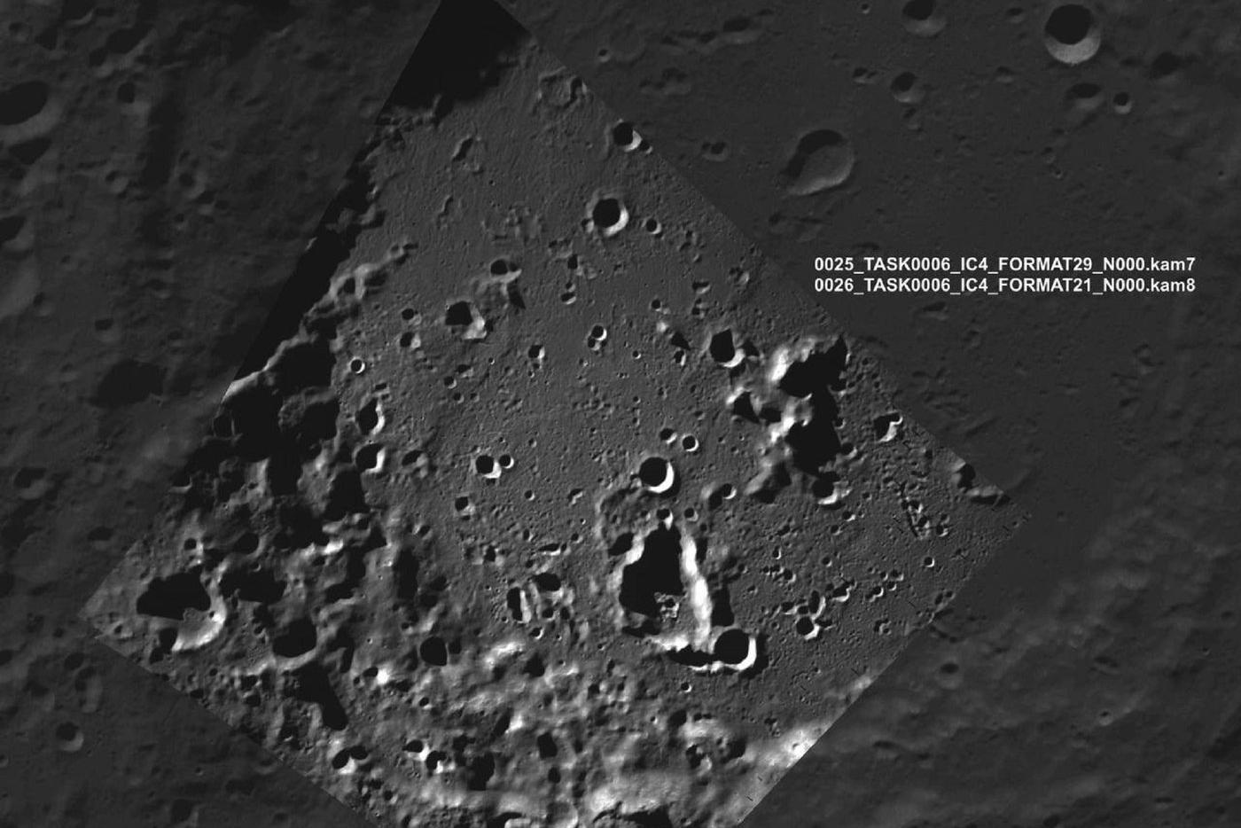 "Луна-25" поделилась снимками лунной поверхности. На одном из них – огромный кратер.