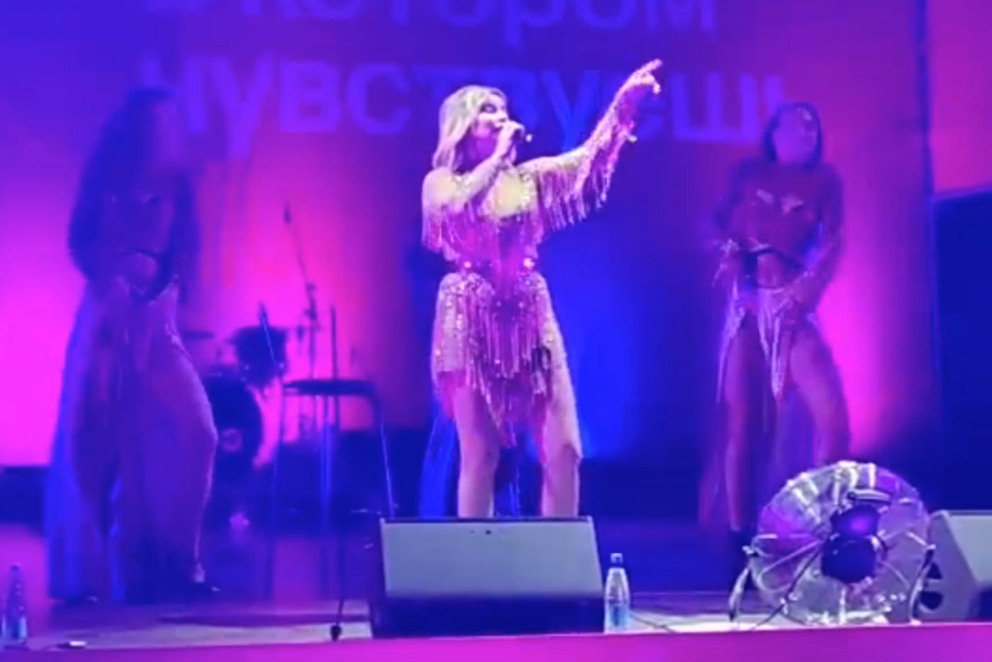 Ладу Дэнс вынесли на руках на её первое выступление после ДТП