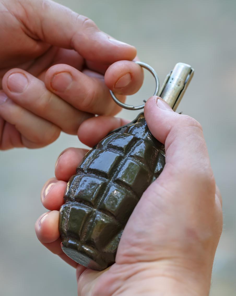 Пассажир рейса из Владивостока попытался пронести гранату на борт самолёта