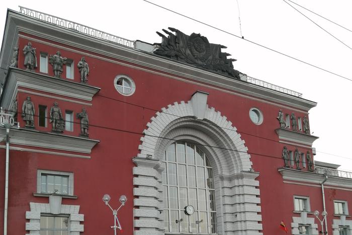 Беспилотник атаковал Курск и врезался в крышу железнодорожного вокзала