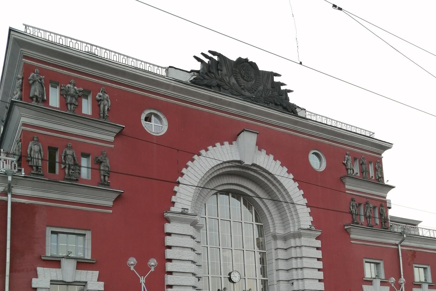 Беспилотник атаковал Курск и врезался в крышу железнодорожного вокзала