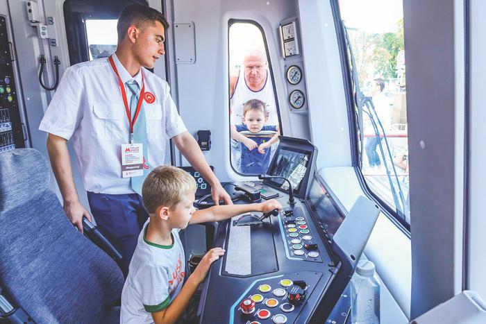 Управлять поездом столичного метро учат и взрослых, и детей