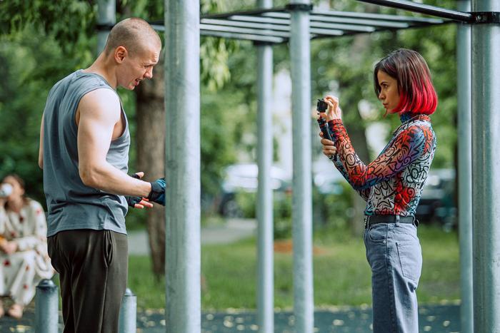 "АльфаРомео" – фемактивистка против альфа-самца. Вышел сериал о юной феминистке, решившей перевоспитать токсичного альфа-самца