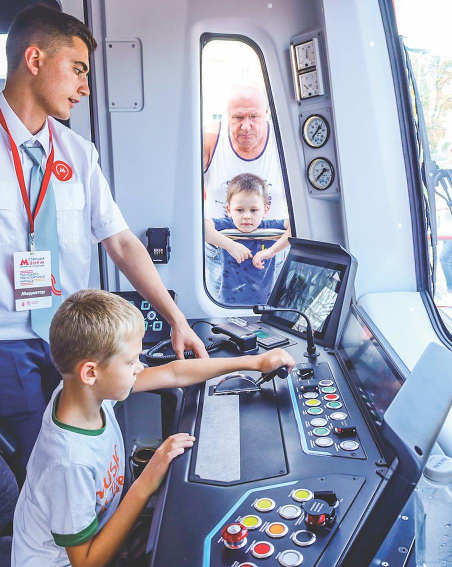 Управлять поездом столичного метро учат и взрослых, и детей