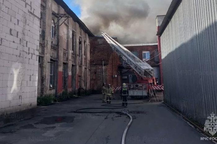 К тушению пожара в Подмосковье привлекли два вертолёта