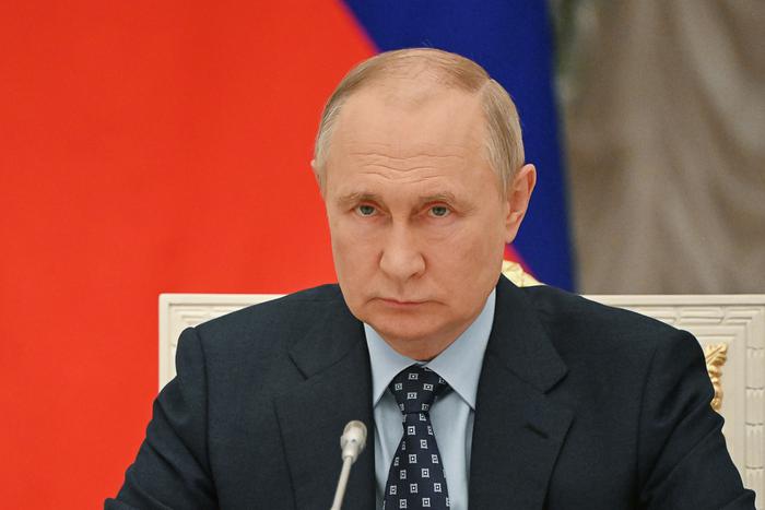 Владимир Путин выразил уверенность, что триколор будет вдохновлять россиян идти вперёд