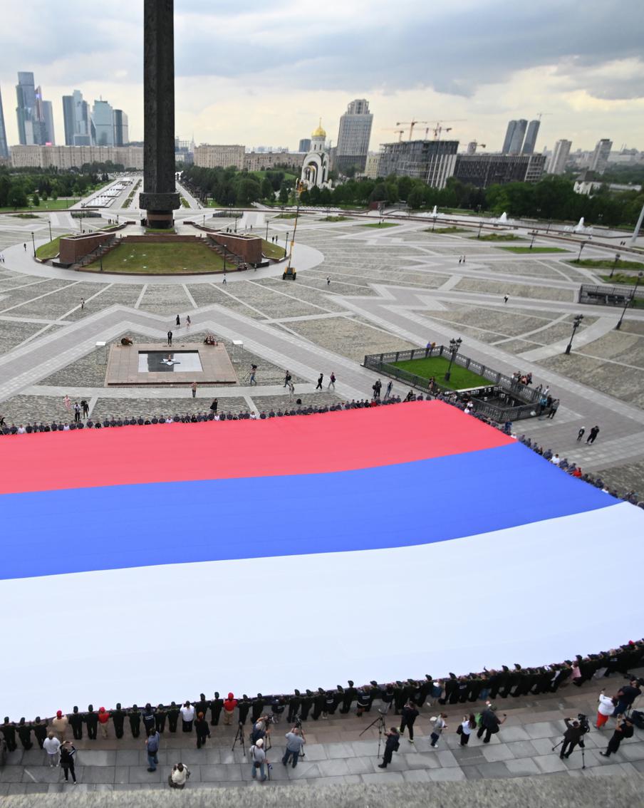 У Музея Победы в Москве развернули самый большой российский триколор