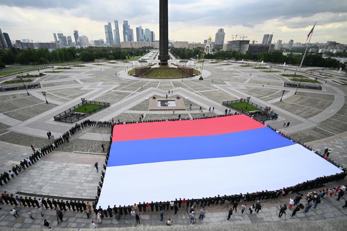 У Музея Победы в Москве развернули самый большой российский триколор