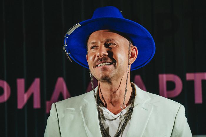 "Меня называют почтальоном Печкиным или Юрием Соломиным": Митя Фомин рассказал секрет своих усов и моложавости