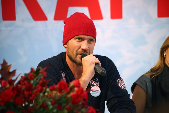 Костомаров впервые после болезни и ампутации стоп вышел на лёд