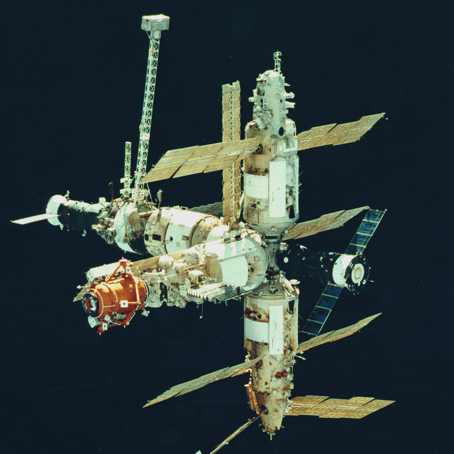 Орбитальная станция "МИР" с кораблями "Союз ТМ-26" и "Прогресс М-37". Съёмка с американского корабля Endeavour, январь 1988 года. РКК "Энергия".