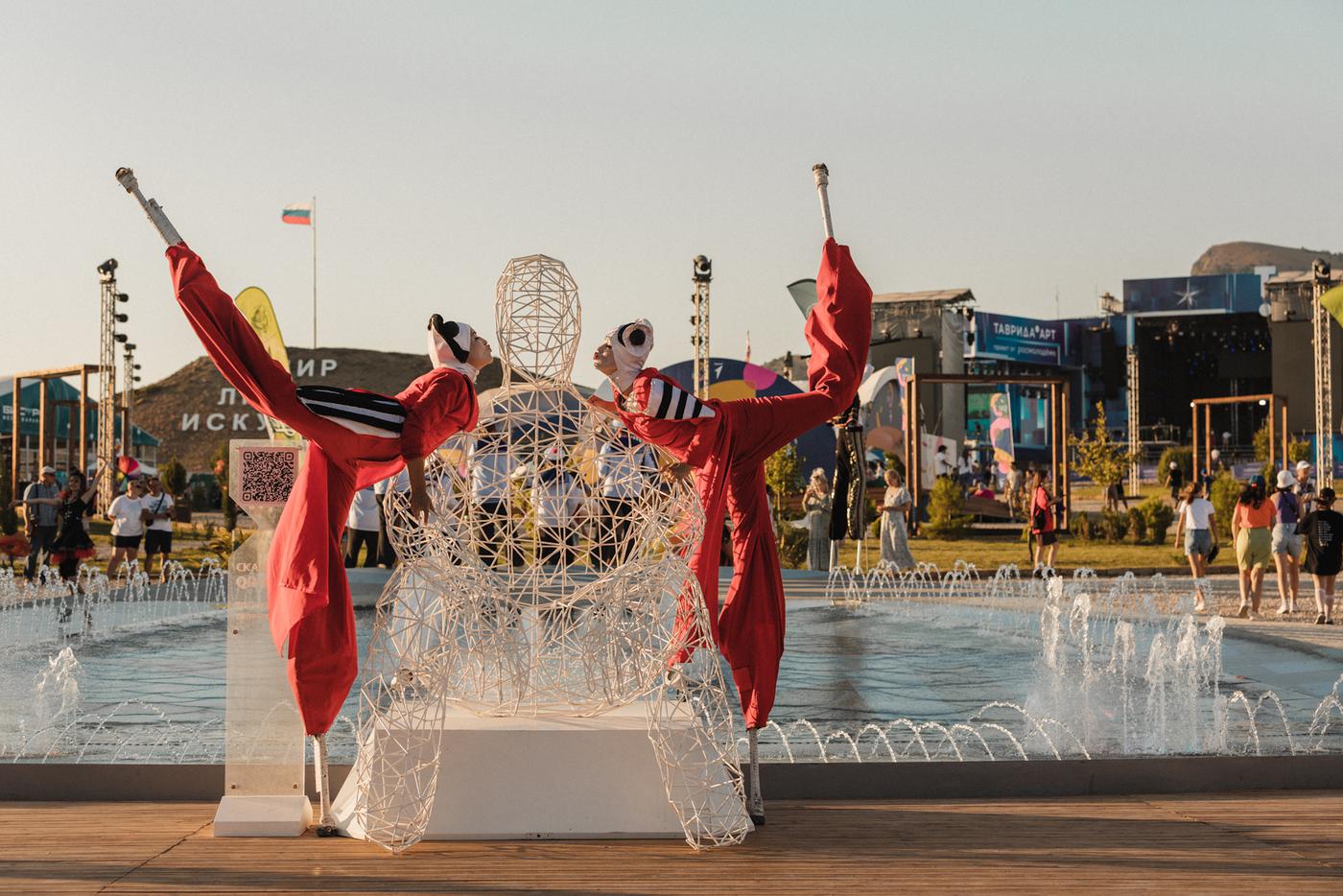 Ходулисты на фестивале "Таврида.АРТ" научились передвигаться по огромным холмам.