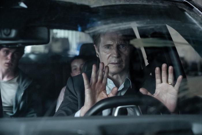 На экраны вышел триллер "Заложники", снятый по сценарию фильма "Незнакомец" 2015 года