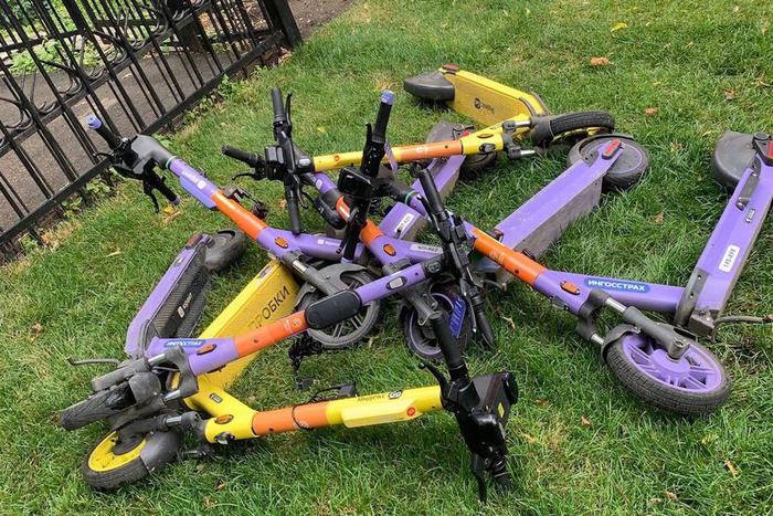 В Москве появилась зона, свободная от самокатчиков. Спиридоновка победила в войне с сервисами проката