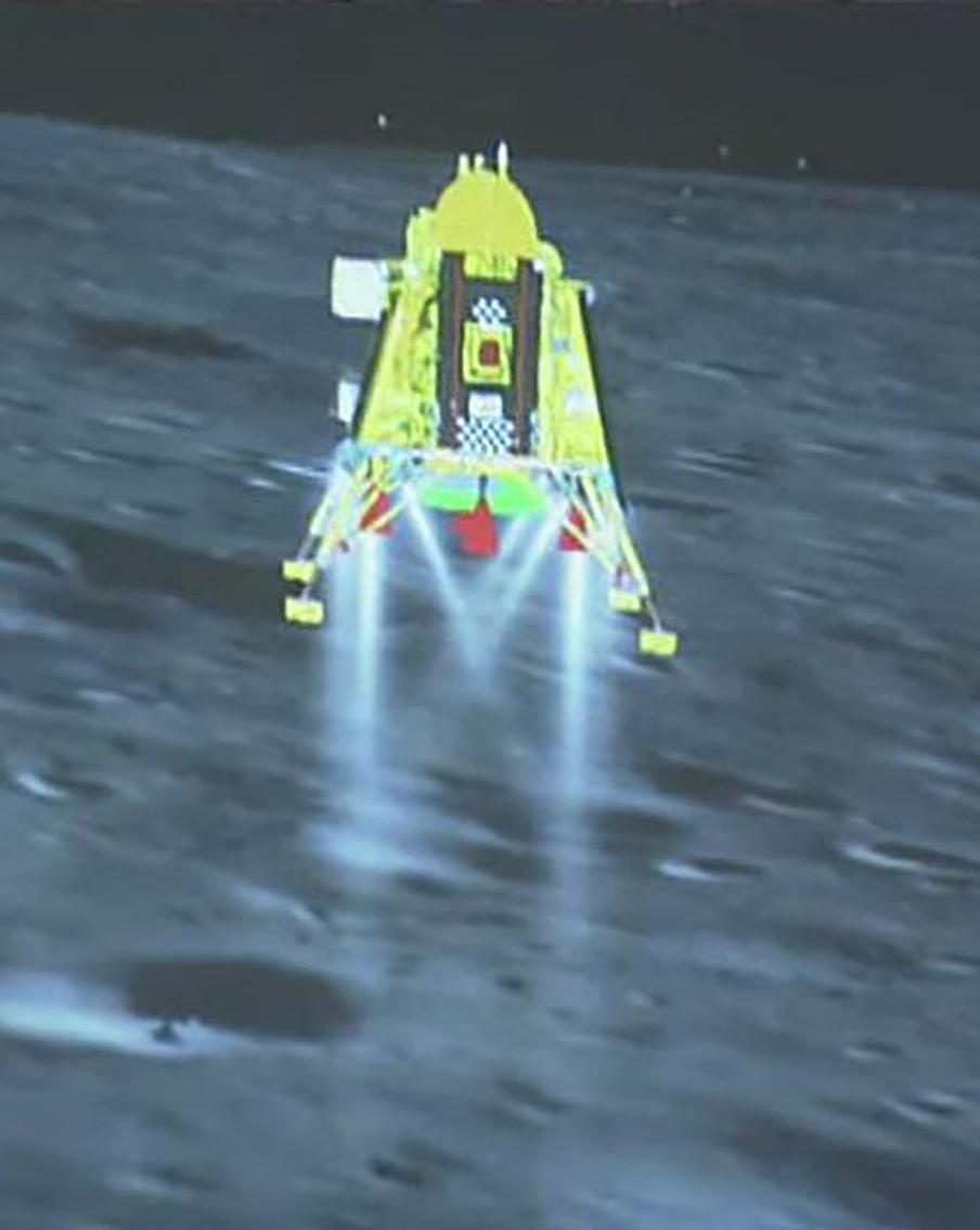 Посадочный модуль индийской станции "Чандраян-3" успешно сел на Луну