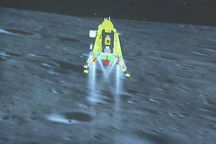 Посадочный модуль индийской станции "Чандраян-3" успешно сел на Луну