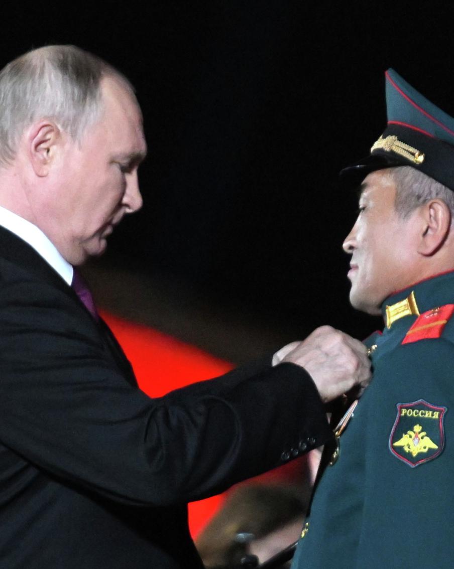 Владимир Путин лично наградил героический экипаж танка "Алёша"