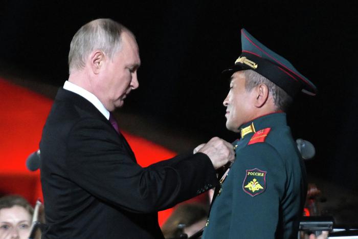 Владимир Путин лично наградил героический экипаж танка "Алёша"