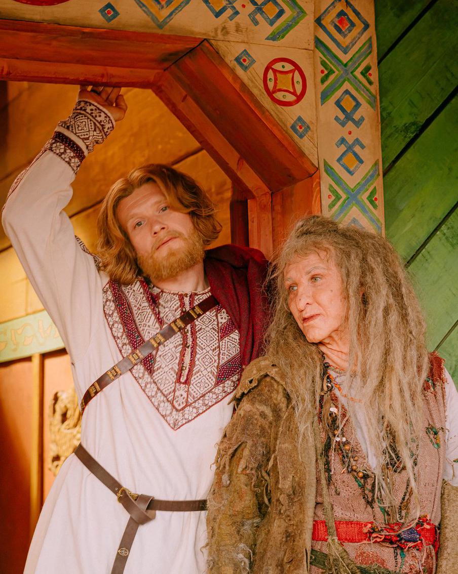 Виктор Хориняк в роли 50-летнего Ивана и Елена Яковлева в роли Бабы Яги.