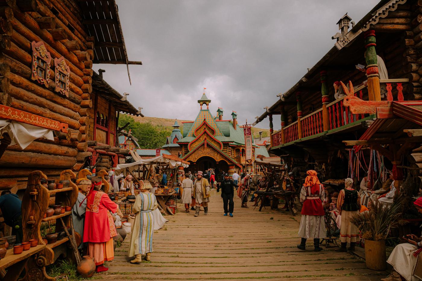 На съёмках сериала задействовано ежедневно до 100 артистов массовых сцен. Кто-то уже снимался в трилогии "Последний богатырь" и ради съёмок приехал из Сибири, есть те, кто взяли отпуск, чтобы попасть в массовку.