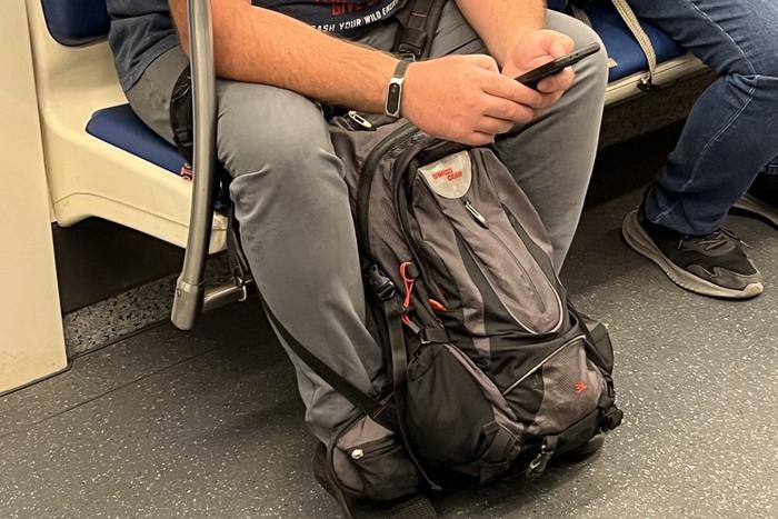 О существовании наушников знают не все. Metro вновь взывало к голосу совести