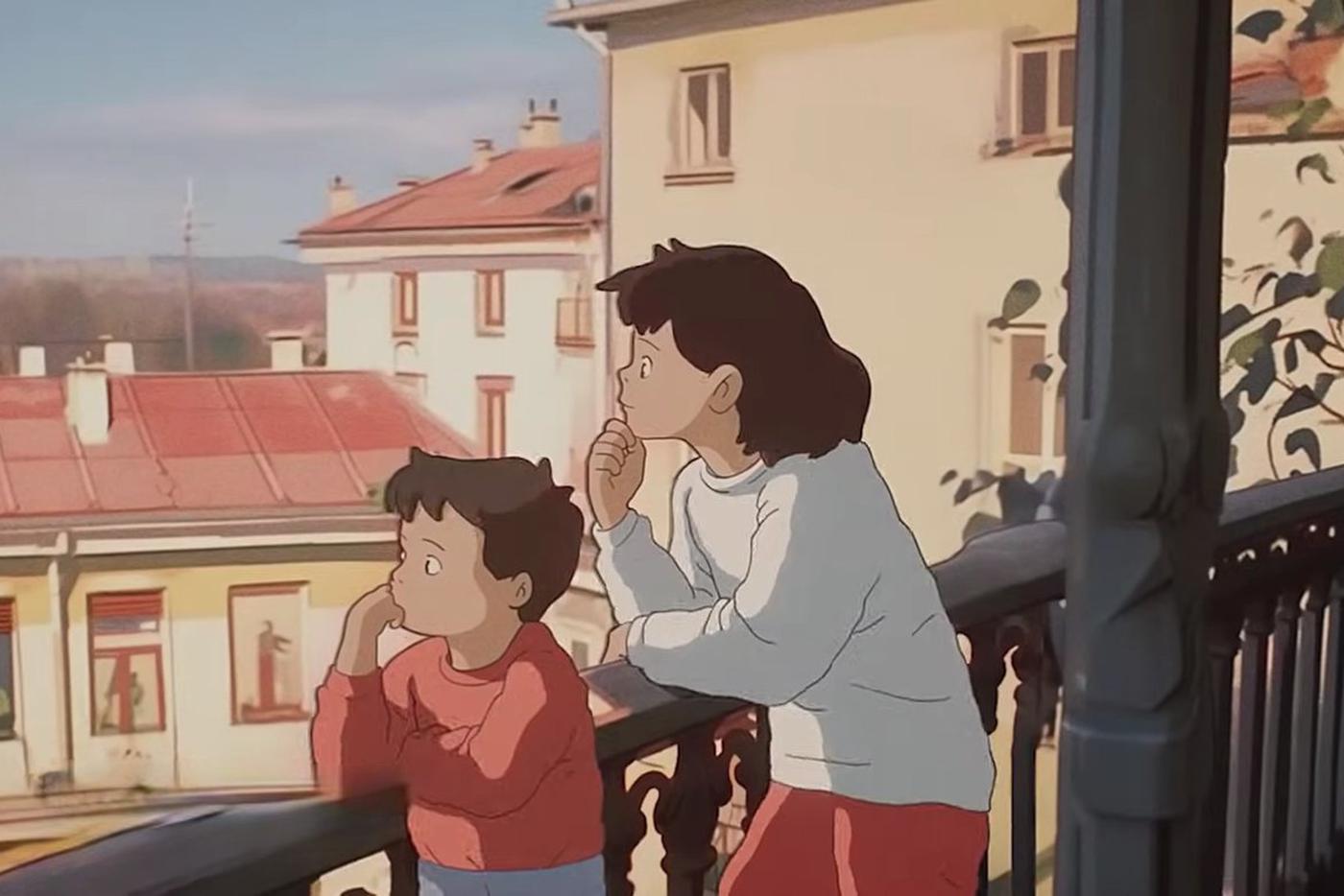 В детстве мы так же стояли на балконе и мечтали.