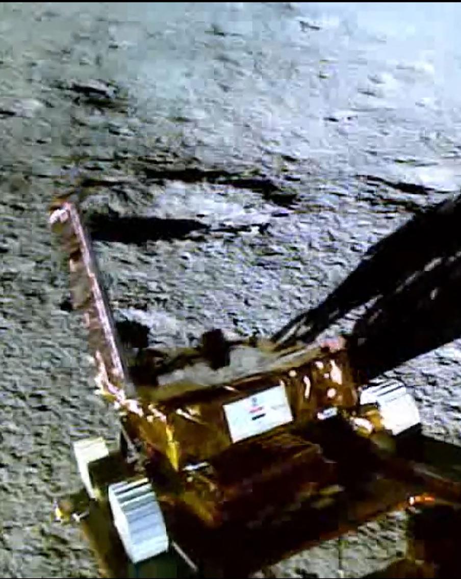 Индийский аппарат передал первые данные с Луны